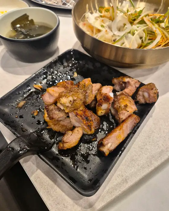잘 익은 삼겹살 여러 점