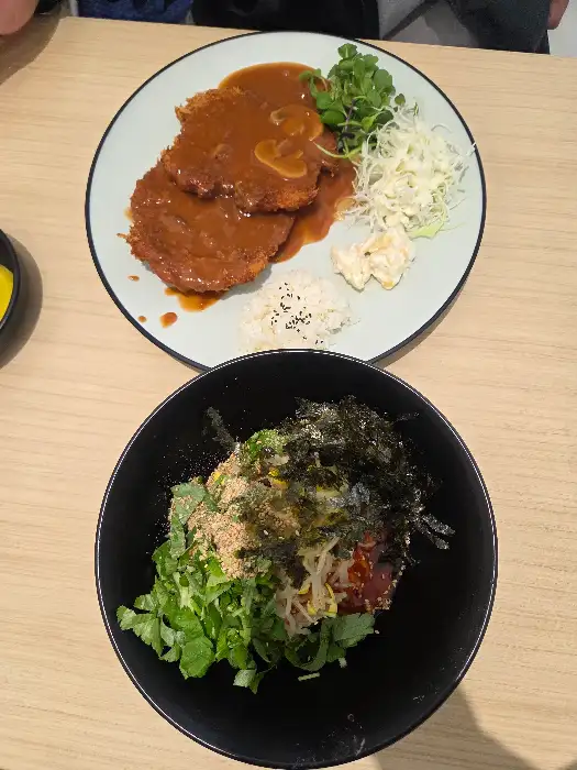 돈까스와 비빔밥, 국수까지 푸짐한 한상차림