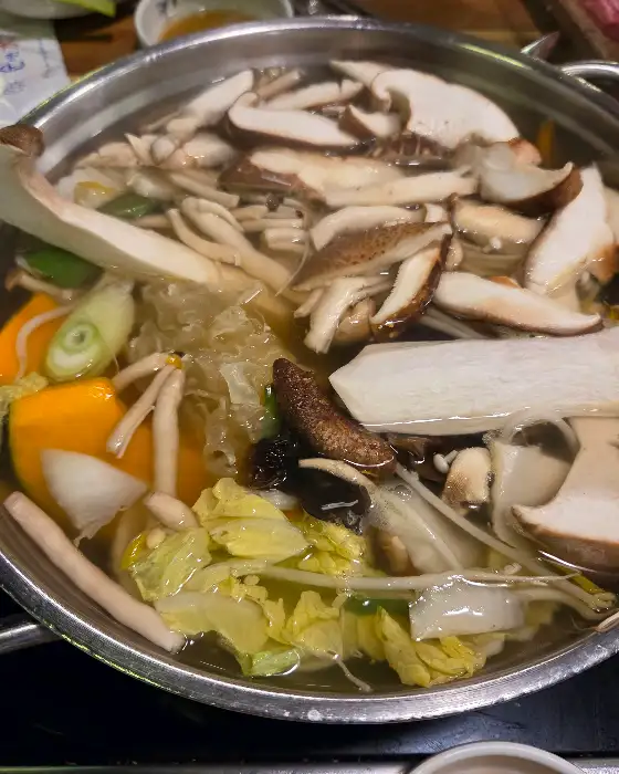 신선한 야채와 버섯이 가득한 샤브샤브