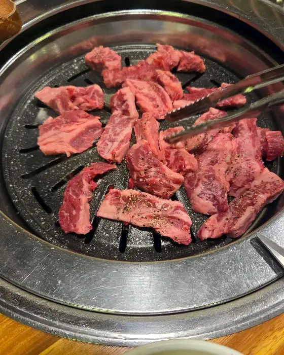 숯불 위에서 익고 있는 소갈비살