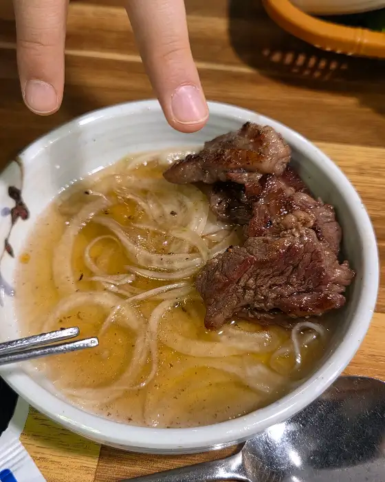 칼국수와 함께 나온 고기