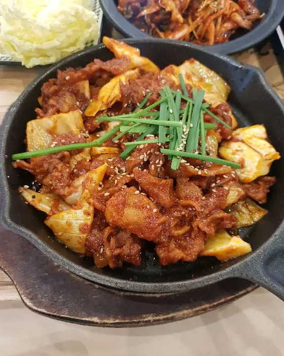 다양한 반찬이 담긴 식탁