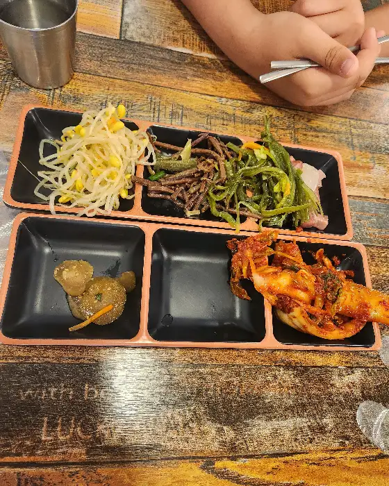 여러 가지 밑반찬들이 담긴 접시