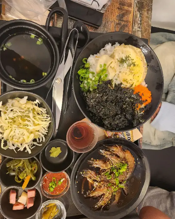 탱글탱글한 새우장이 먹음직스럽게 담긴 모습