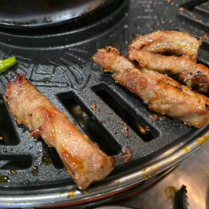 그릴 위에서 익어가는 먹음직스러운 쪽갈비