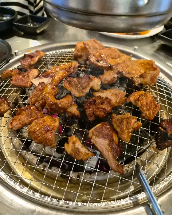 상주 조선화로 숯불 돼지갈비 익은 모습