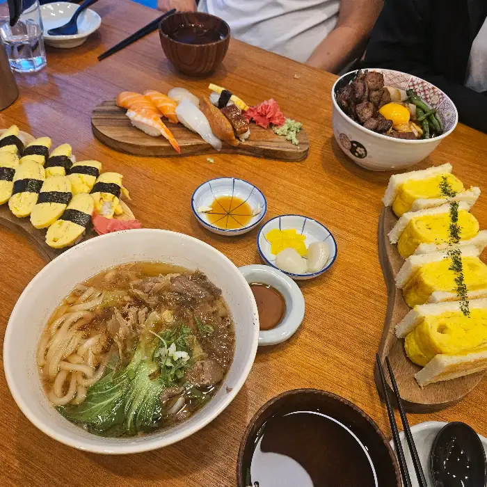 다양한 메뉴가 한 상 차려진 모습