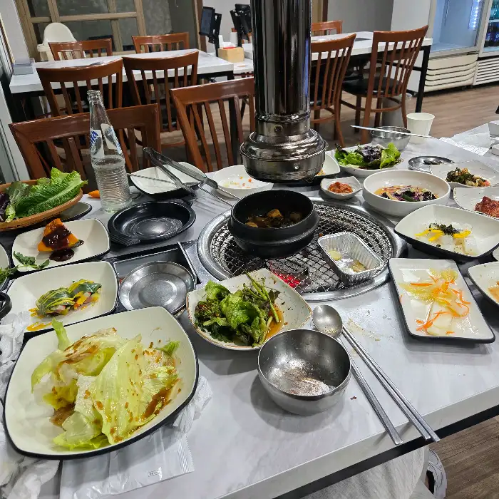 테이블 가득 차려진 푸짐한 한상차림