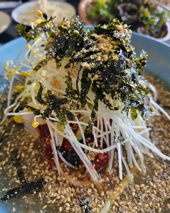 그릇에 담긴 비빔 막국수