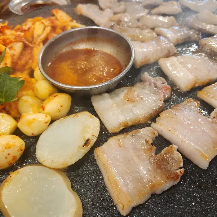 잘 익은 항정살과 삼겹살