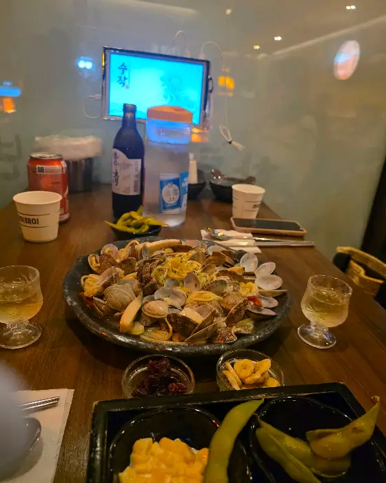 테이블 위에 놓인 음식과 음료