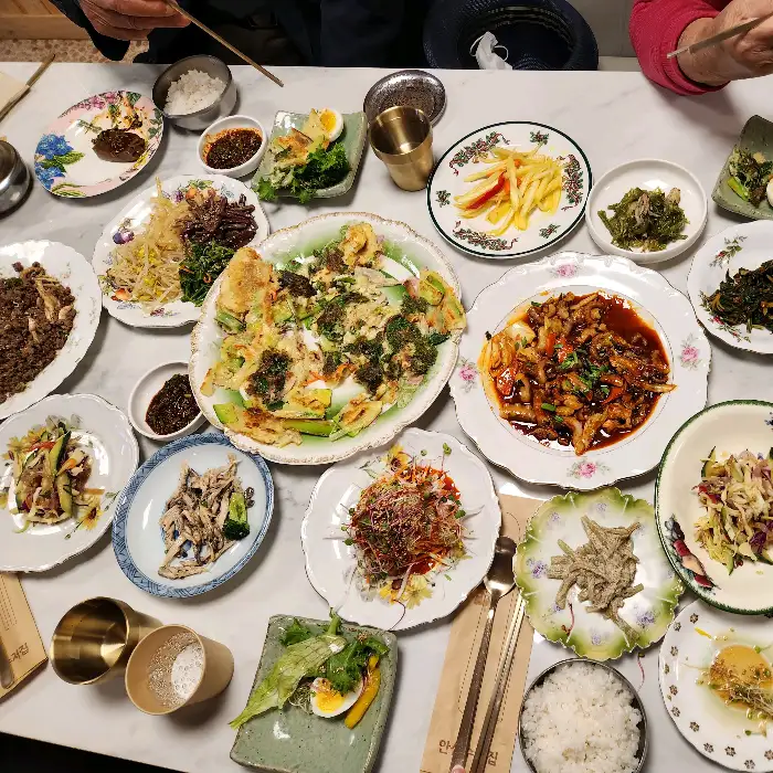 다양한 한식 반찬과 메인 요리가 차려진 테이블