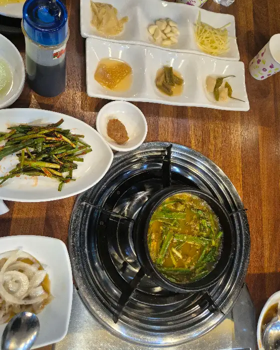 테이블에 놓인 밑반찬과 솥밥
