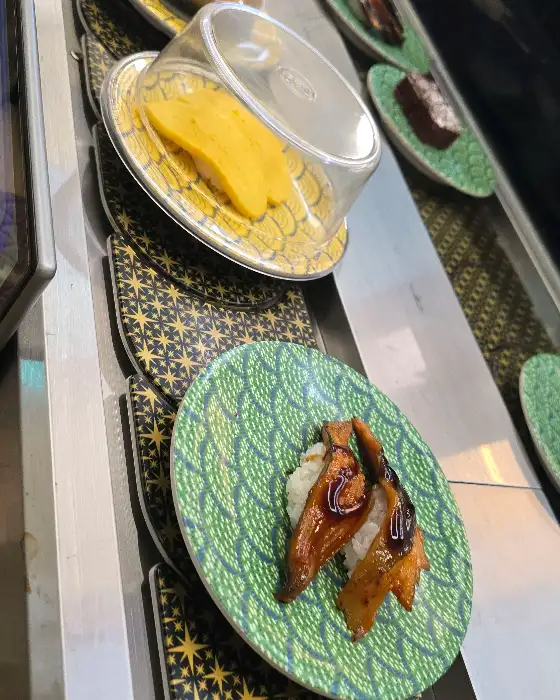 달콤한 소스가 올려진 장어 초밥