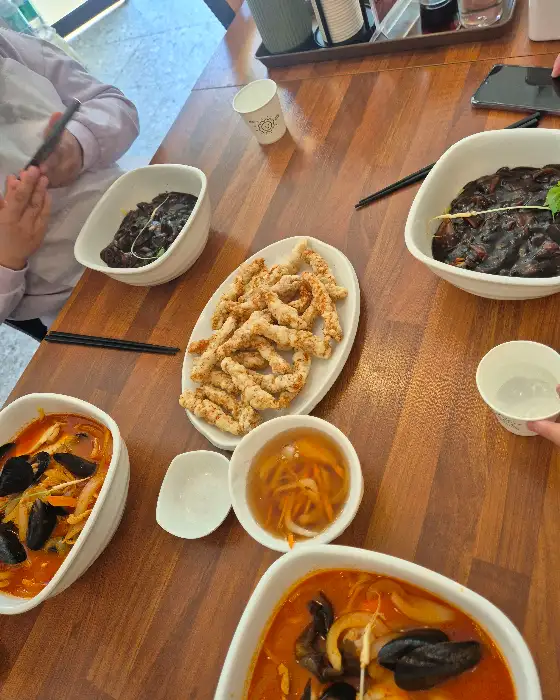 다양한 중식 메뉴가 차려진 테이블
