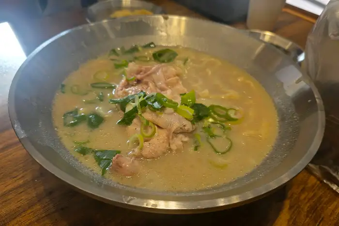 닭고기가 듬뿍 들어간 닭칼국수