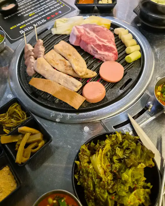 차돌된장찌개와 곁들임 메뉴