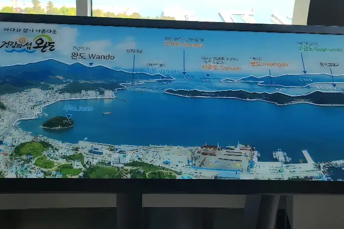 완도 관광 안내 지도가 보이는 모니터