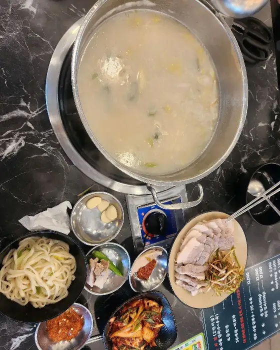 수육, 칼국수, 밑반찬 세팅