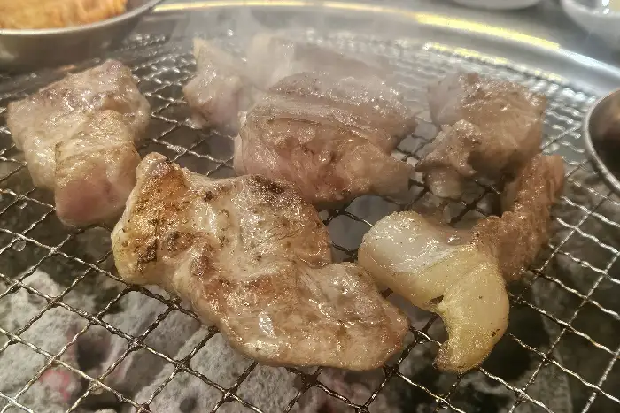 맛있게 구워진 돼지고기 조각들