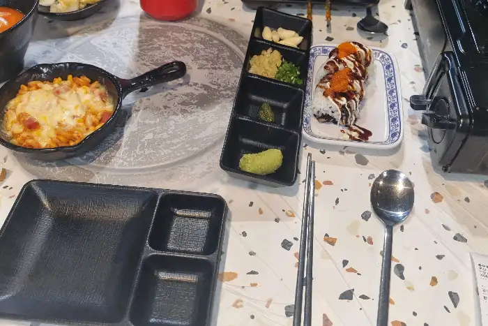 다양한 기본 찬과 곁들임 음식