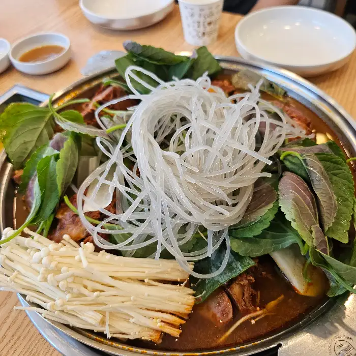 감자탕 뼈에 붙은 살코기를 발라내는 모습