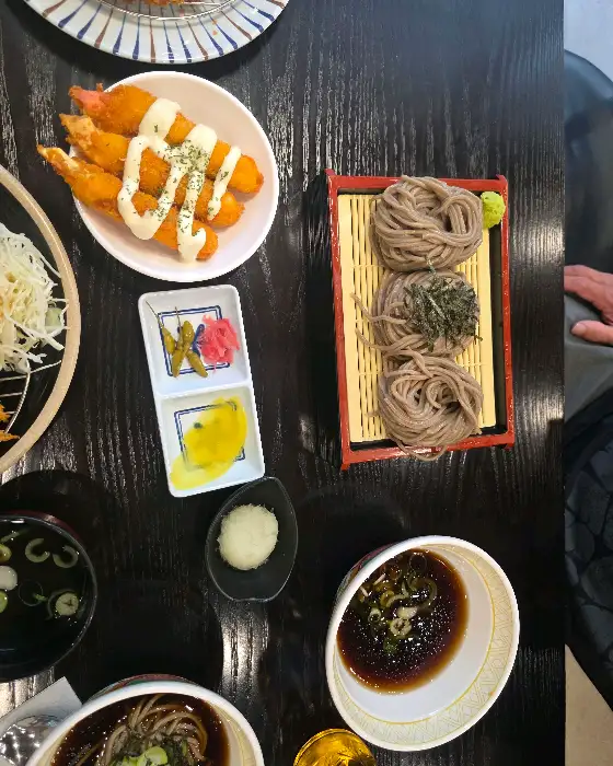 다양한 사이드 메뉴와 국물 요리