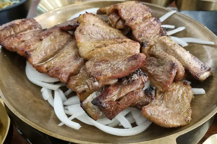먹음직스러운 숯불갈비 모습