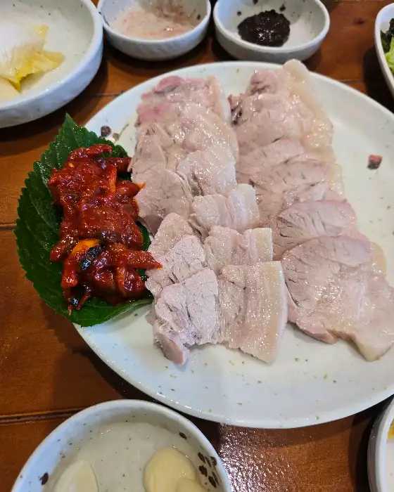 윤기 좌르르 흐르는 수육 한 접시