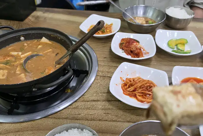 진하고 구수한 청국장이 뚝배기에 담겨 있는 모습