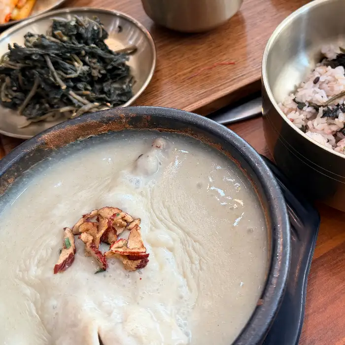 곤드레밥 위에 올라간 산삼배양근과 곁들임 나물