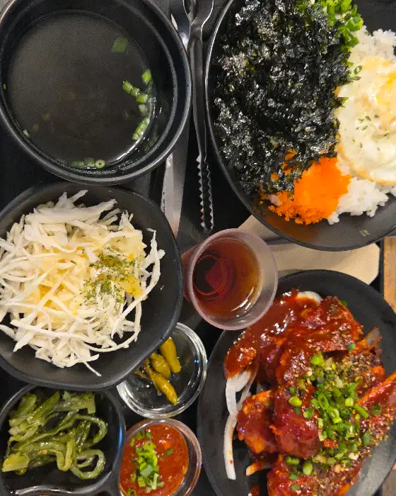 고기덮밥과 여러 밑반찬의 모습