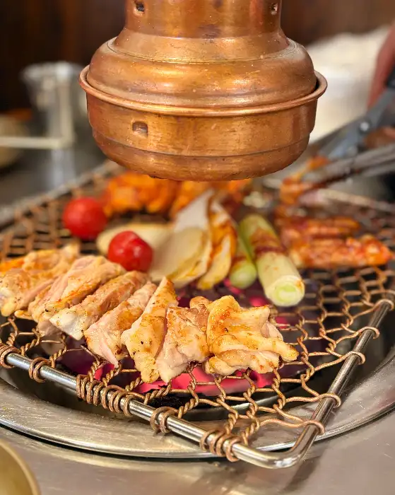 닭갈비를 숯불 위에서 굽는 모습