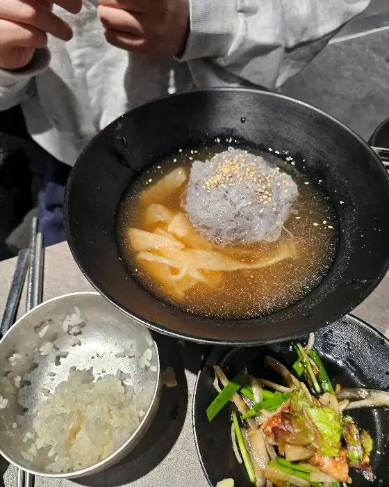 푸짐하게 차려진 돼지갈비와 밑반찬