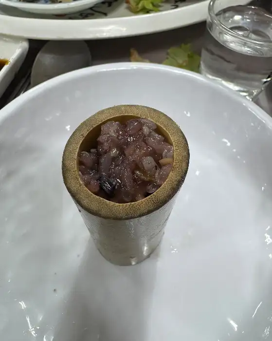 대나무 통에 담긴 음식