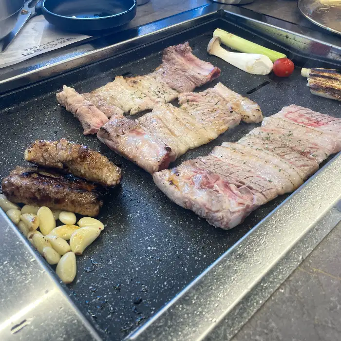 불판 위에 올라간 생갈비와 양념갈비
