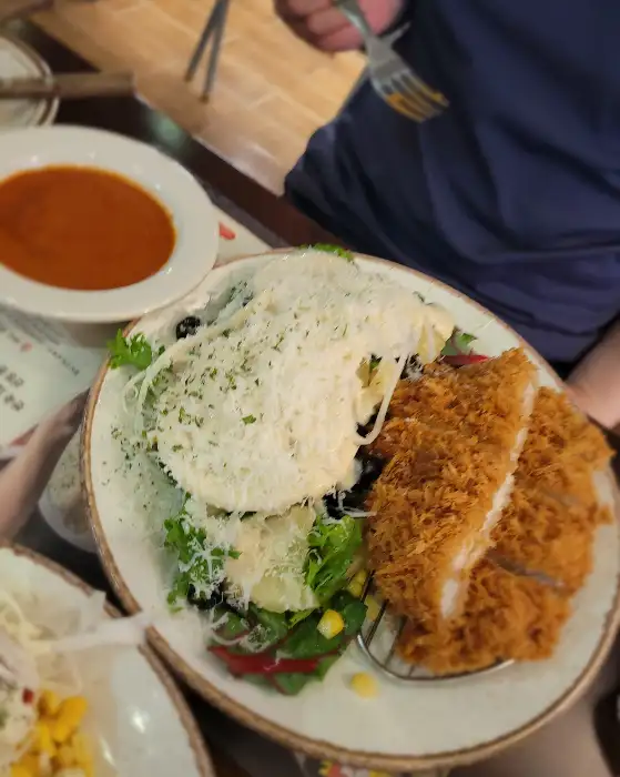 치즈가 듬뿍 올라간 돈까스