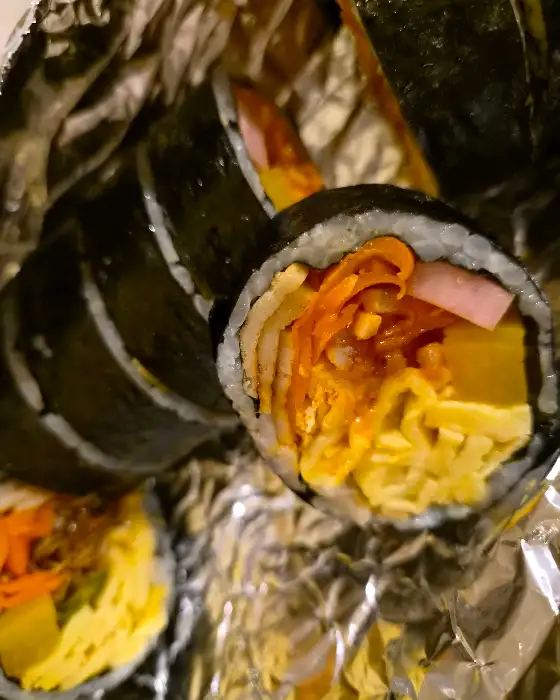 다정이네 김밥 속 재료 클로즈업