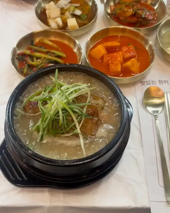 푸짐한 반찬과 함께 나온 삼계탕