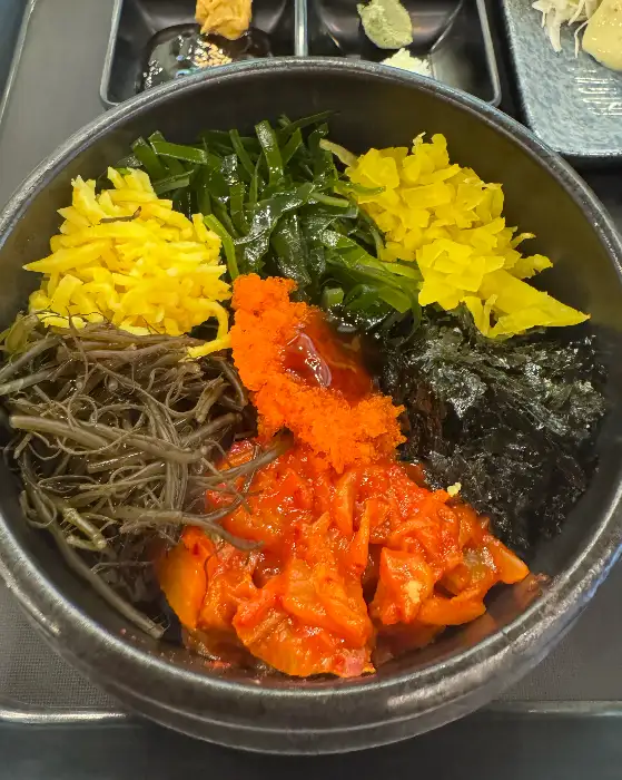 다채로운 재료가 올라간 해초 알밥