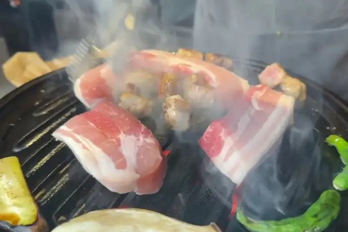 잘 구워지고 있는 흑돼지