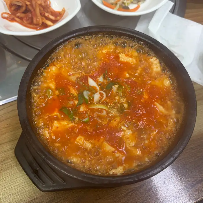 붉은 국물과 순두부가 어우러진 순두부찌개