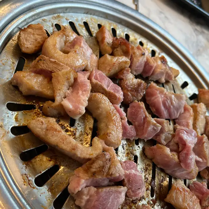 잘 구워진 고기가 불판 위에 가득하다.
