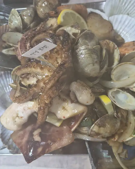 해물바베큐에 담긴 문어와 조개, 새우
