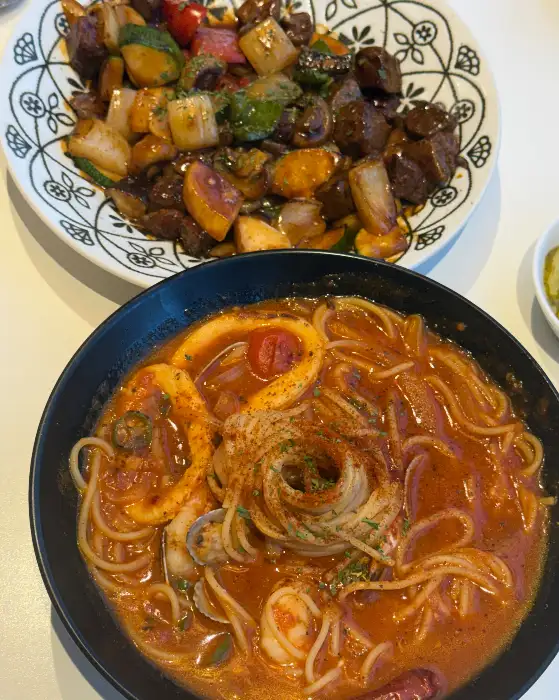 매콤한 국물의 빼쉐 파스타