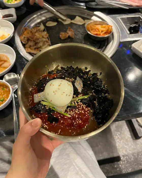 달콤새콤한 비빔막국수의 클로즈업 샷