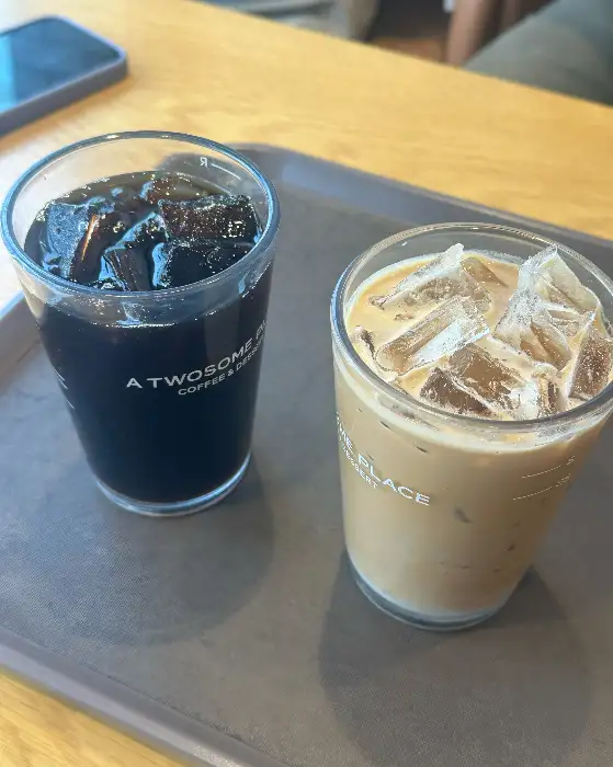 얼음이 동동 뜬 아이스 아메리카노와 라떼
