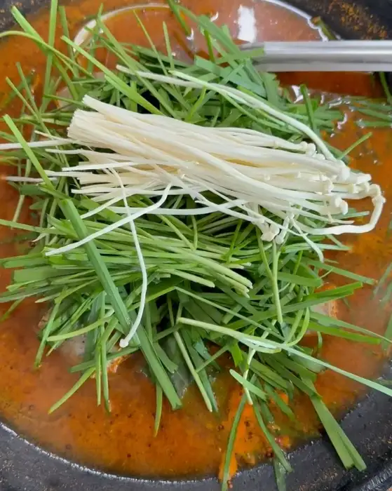순대전골 속의 채소와 버섯