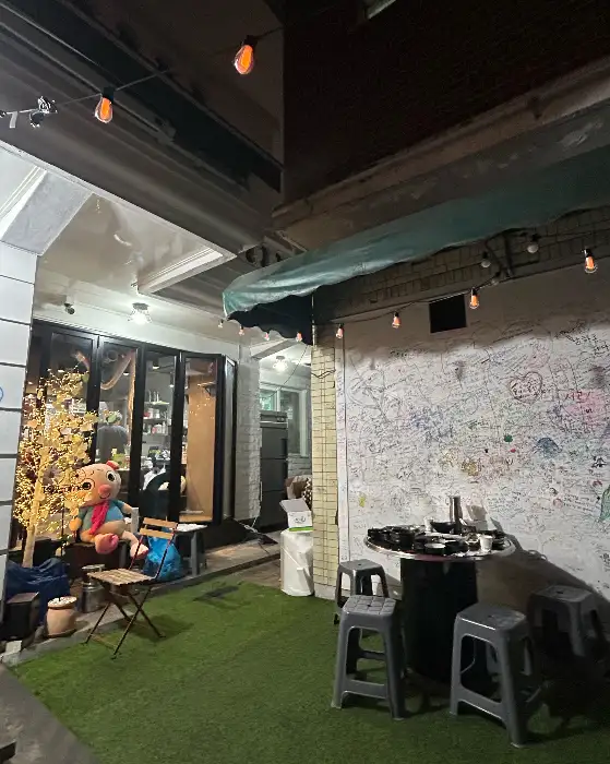 벽에 그려진 낙서와 테이블 세팅