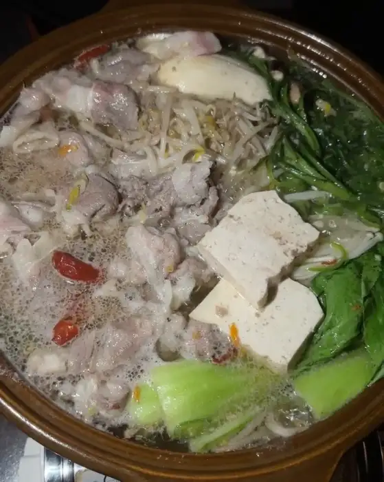 각종 채소와 두부, 고기가 푸짐하게 들어있는 따뜻한 나베